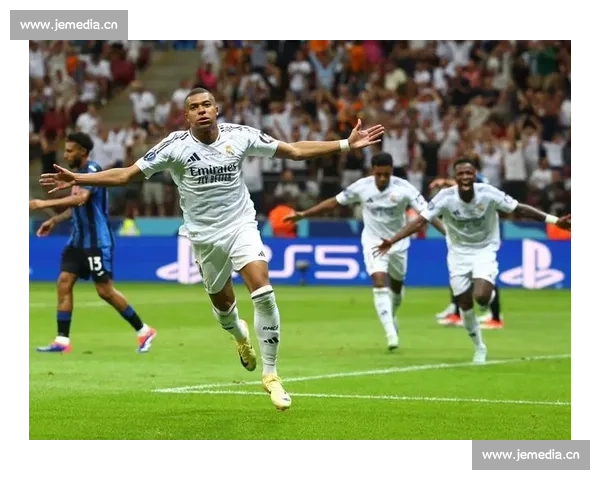 姆巴佩父亲现身亚特兰大看台,巴黎 4-0 屠杀迈阿密引转会遐想 姆巴佩父亲现身亚特兰大看台,巴黎 4-0 屠杀迈阿密引转会遐想